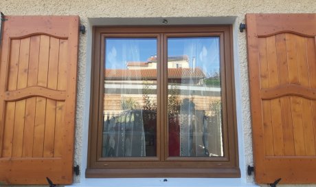 Pose de fenêtres et porte fenêtres sur mesure en PVC imitation bois sur Tarare