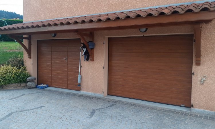 Pose de porte de garage sectionnelle imitation bois sur l'Arbresle